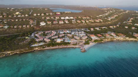 Toma-Aérea-Del-Establecimiento-Del-Gran-Resort-En-La-Isla-Tropical