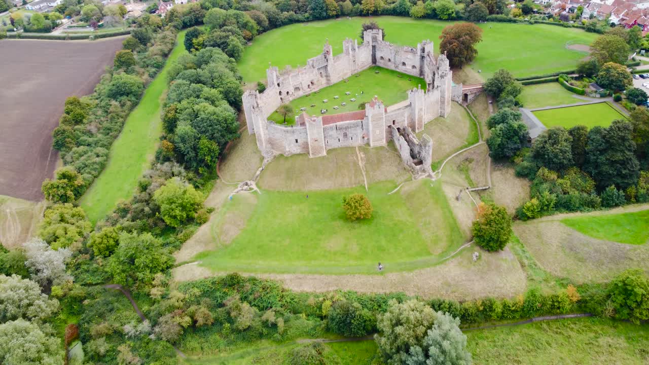 항공: 영국 서포크 시골 지역의 프램링엄 성 - 앞으로 날아가는 드론