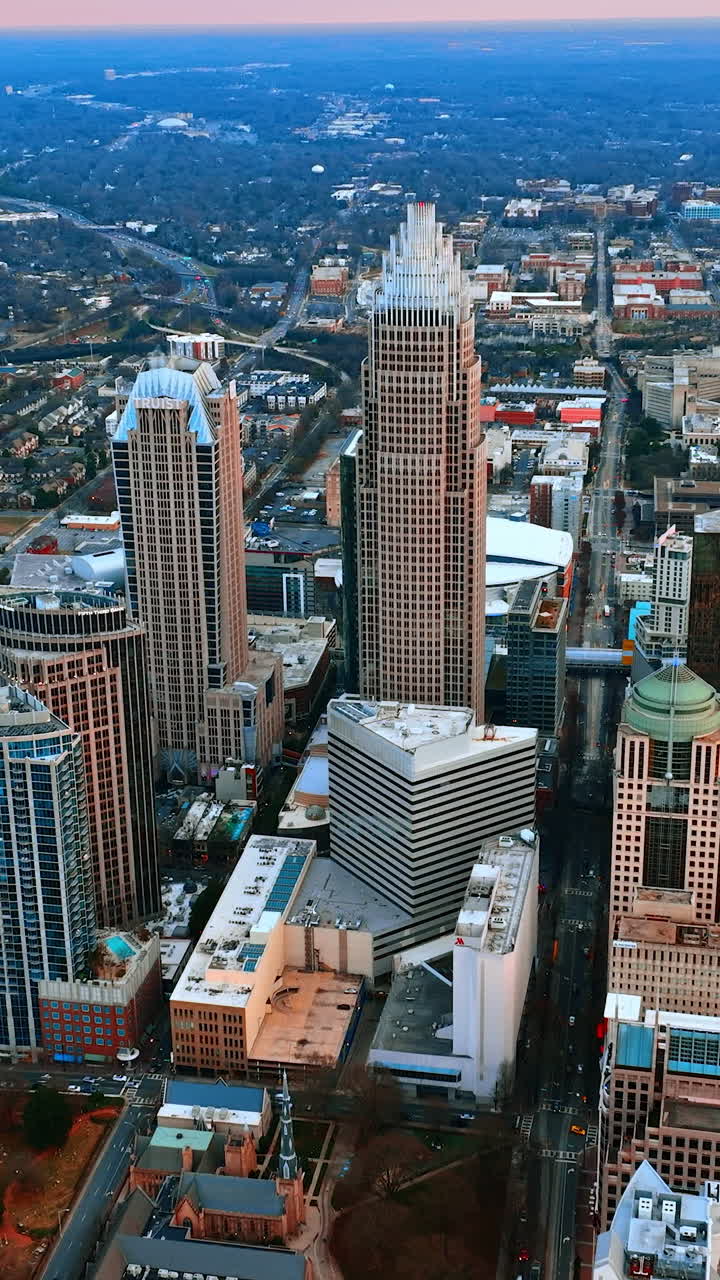 Splendido scenario del centro di Charlotte, Carolina del Nord, USA in una giornata nuvolosa. Allontanandosi dal centro città con maestosi grattacieli. Video verticale.