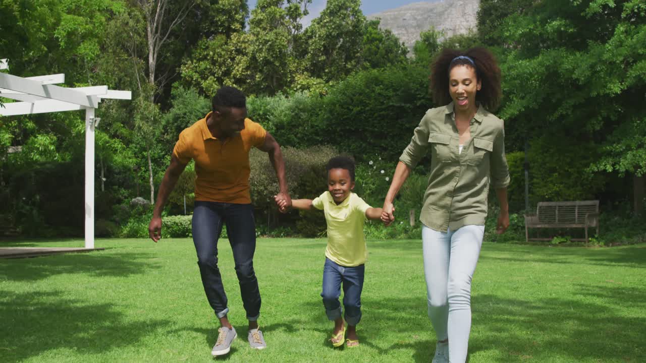 Famiglia che trascorre del tempo insieme in giardino
