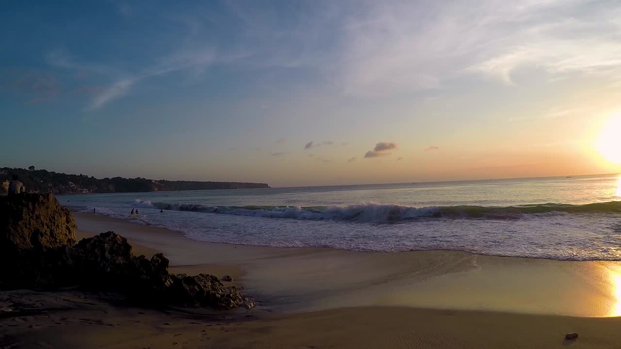 hermosa puesta de sol en una playa tropical