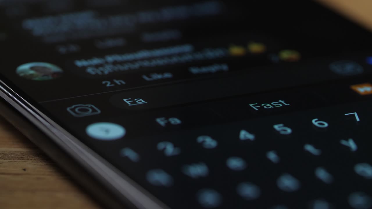 persona que utiliza un teléfono inteligente para publicar un comentario con una etiqueta "falsa"