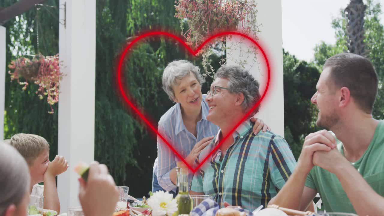 정원에서 식사하는 행복한 백인 가족에 대한 마음의 애니메이션