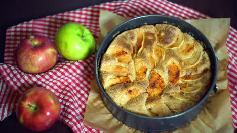 Apfelkuchen.-Bäcker-Legte-Bratapfelkuchen-Auf-Den-Tisch.-Frisch-Gebackener-Kuchen