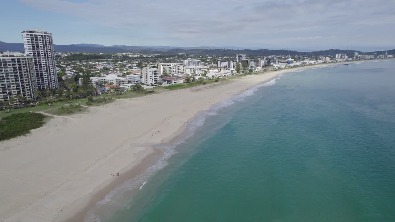 vista aérea de los suburbios de palm beach en gold coast, qld, australia - disparo de drones