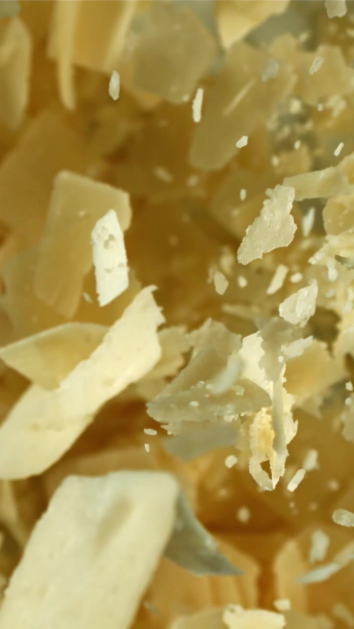 Copeaux de Parmesan tombant au ralenti