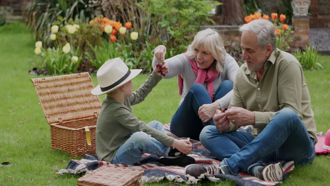 정원에서 가족 피크닉