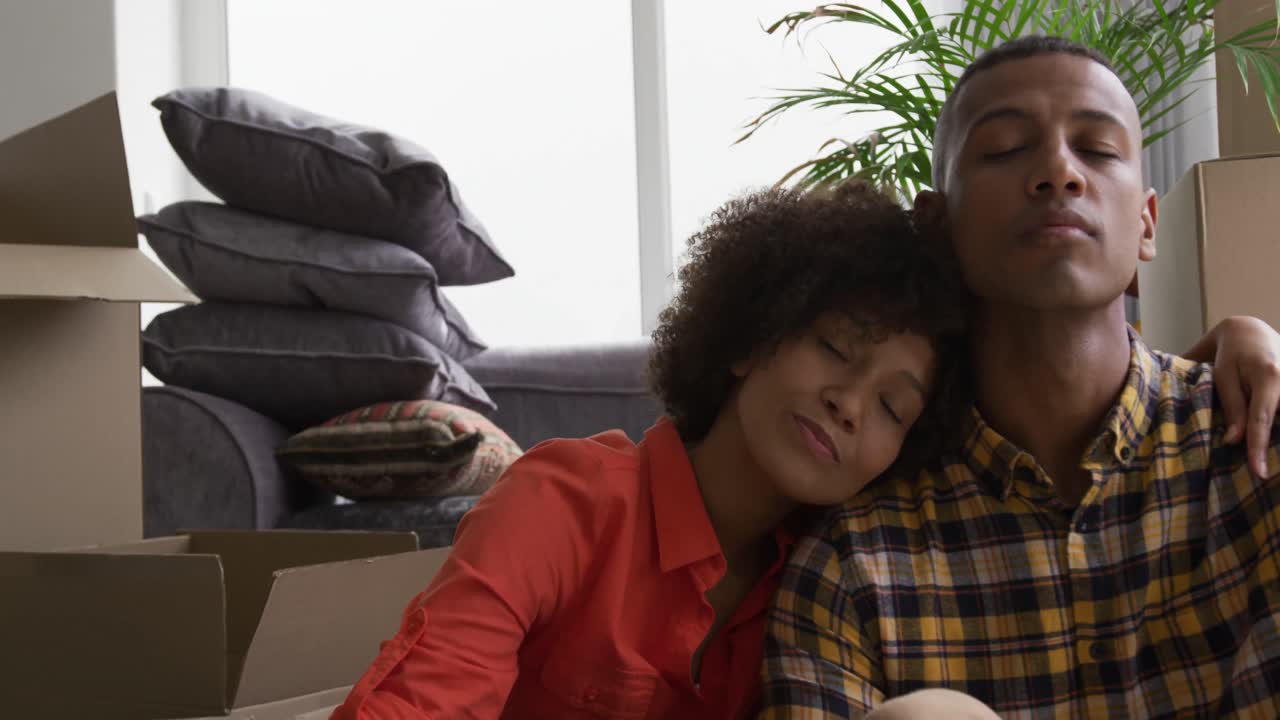 la pareja se muda a un nuevo hogar