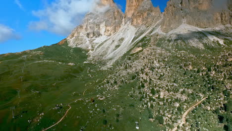 Drone-De-Cámara-Volando-Lateralmente-A-Lo-Largo-De-Las-Paredes-Rocosas-De-Imponentes-Picos-Montañosos-En-Los-Dolomitas-Italianos