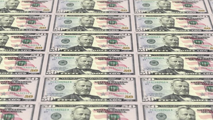 Stampa di banconote di dollari americani. Banconote da 50 dollari su una macchina per la stampa di denaro. Animazione 3D