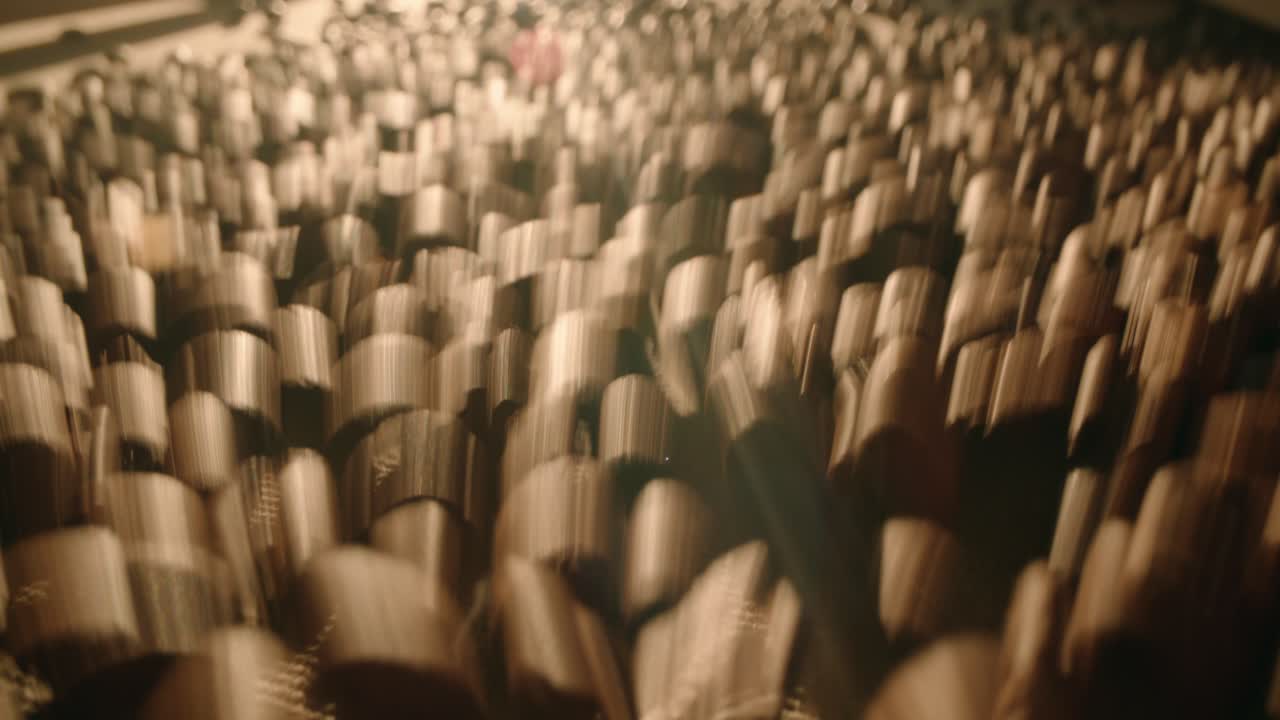 foto macro de granos de café que rebotan