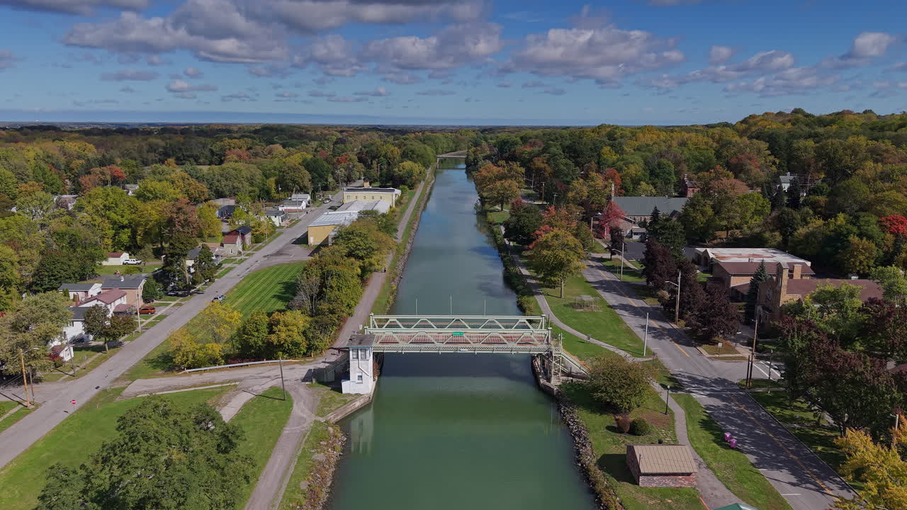 Vista aerea del ponte levatoio del Canale Erie a Lockport, New York, USA, con alberi autunnali colorati e un quartiere residenziale.