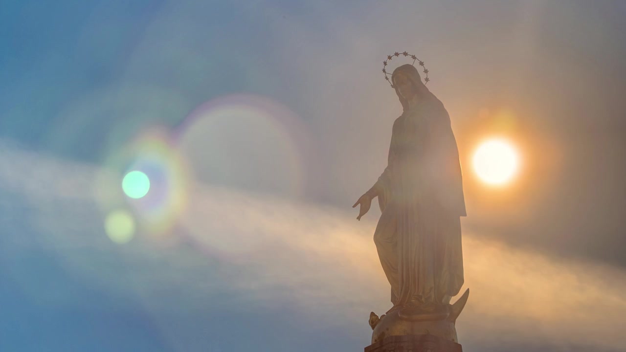 Monumento alla Madonna con il sole dietro sulla piazza di fronte alla Cattedrale, timelapse a Zagabria, Croazia. Vista ravvicinata. Cielo blu in una giornata di sole.
