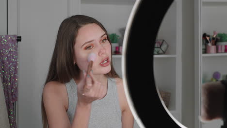 hermosa adolescente vlogger filmando tutorial de maquillaje compartiendo video de belleza disfrutando de las redes sociales influyente grabando vlog en casa