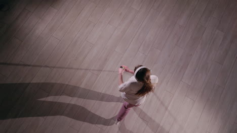 woman mopping and dancing