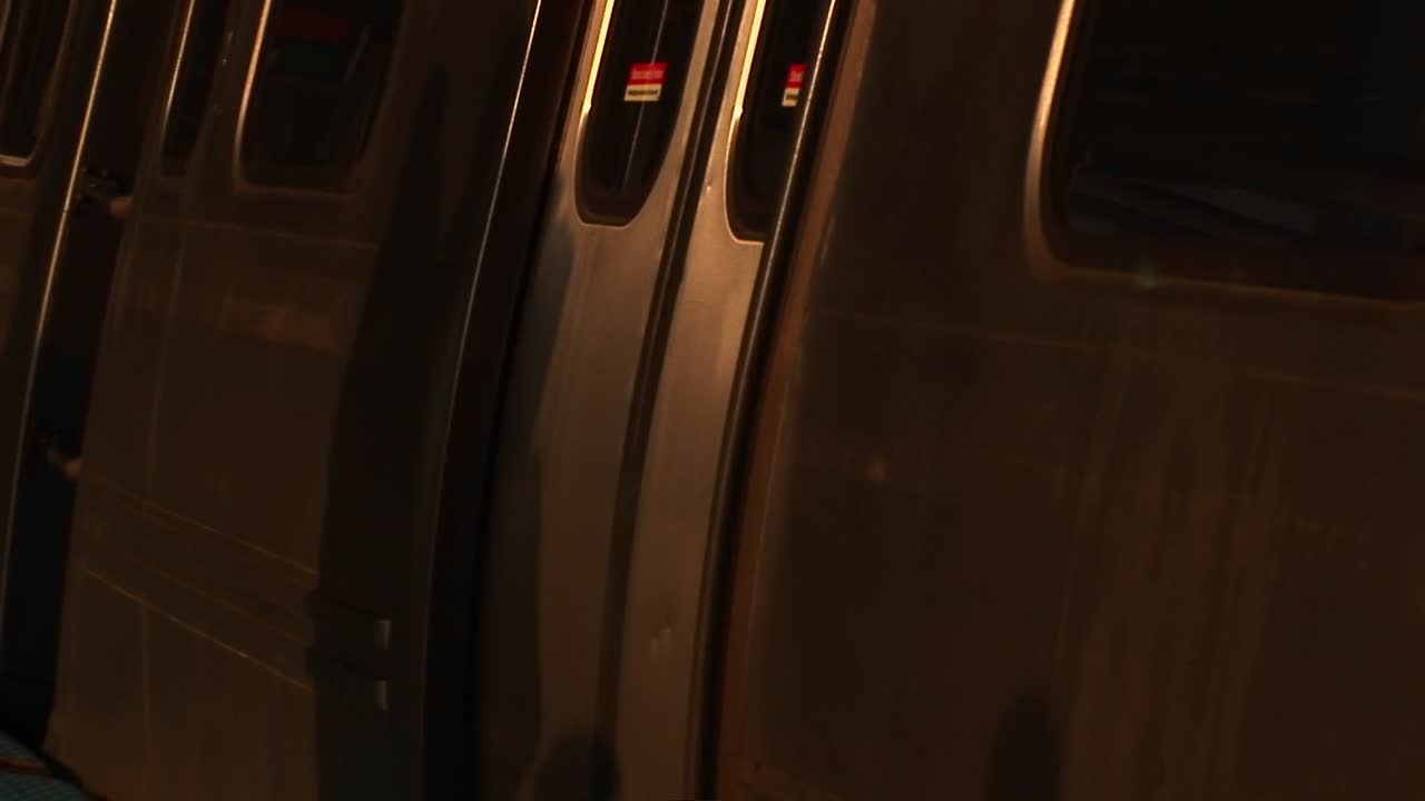 Un treno della metropolitana transita davanti alla telecamera