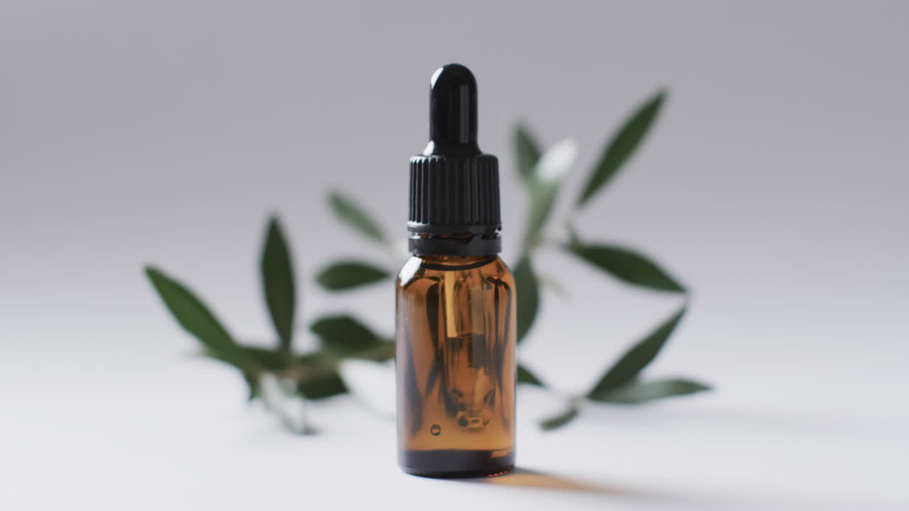 vídeo de la botella de maquillaje con pipeta, hojas y espacio de copia sobre fondo blanco