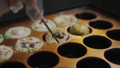 Kochen-Von-Takoyaki---Der-Küchenchef-Drehte-Takoyaki-Mit-Einem-Pickel-In-Der-Pfanne