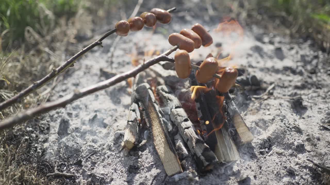 캠프 불 위에 한 소시지를 는 것은 체코 시골에서 인기있는 야외 활동입니다. 캠프 불 에서 소시지를 요리합니다.