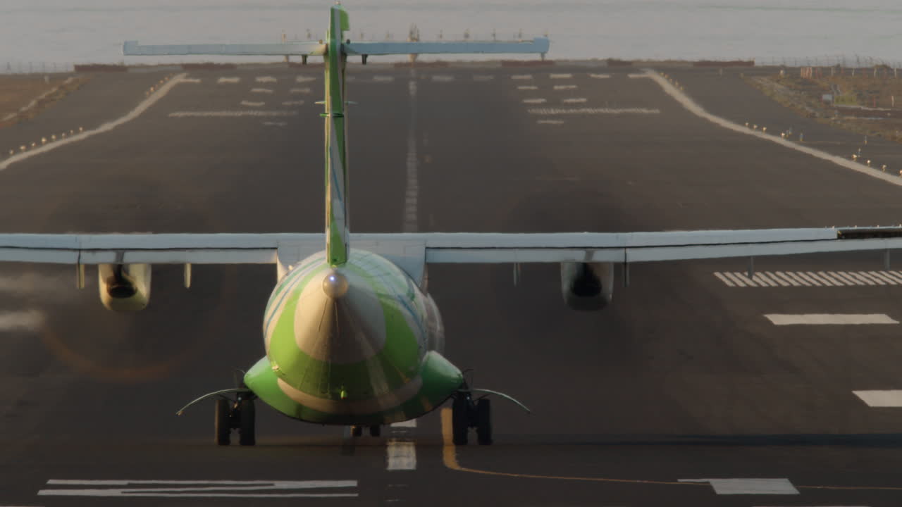 비행기가 공항에서 이륙합니다.