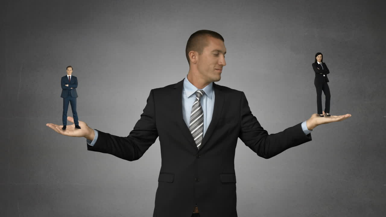 거대한 보스가 작은 사업가와 작은 사업가 여성을 들고 있습니다.