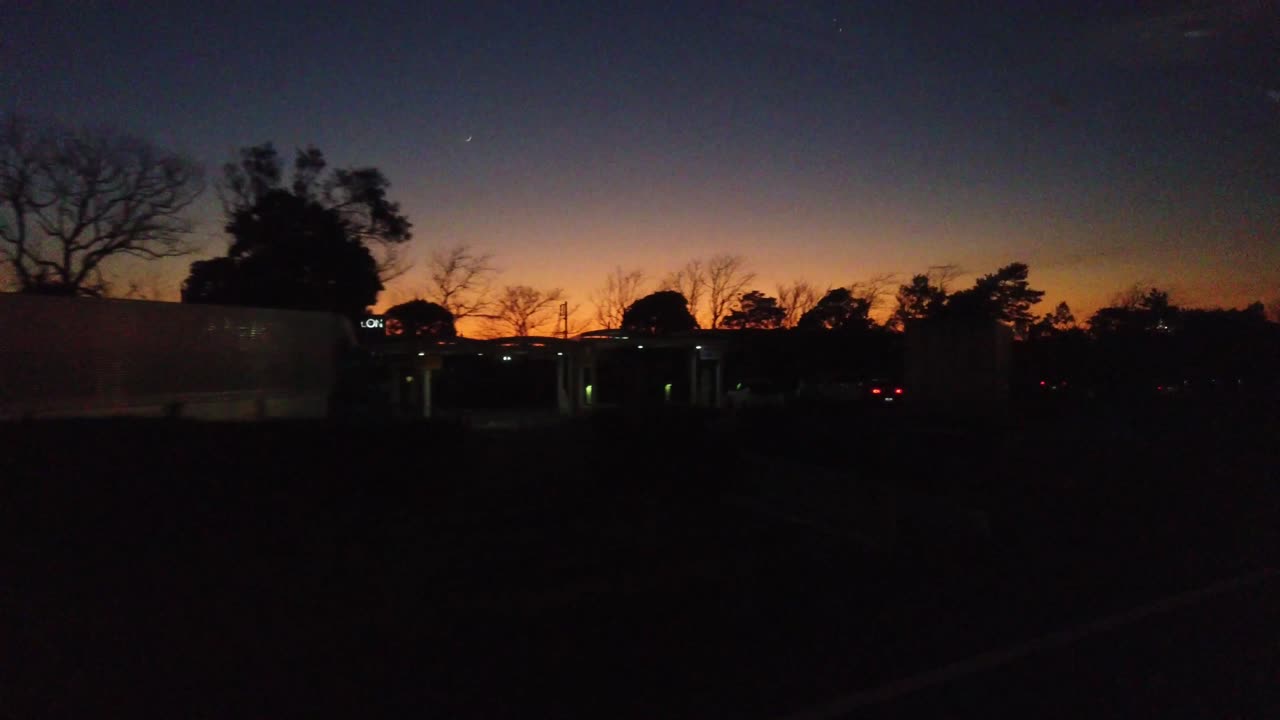 해가 질 때 차 안에서 본 현지 풍경