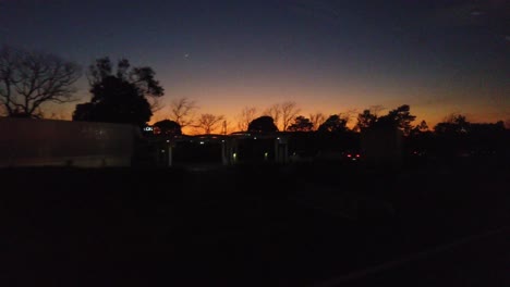 lokaal landschap vanuit de auto bij zonsondergang