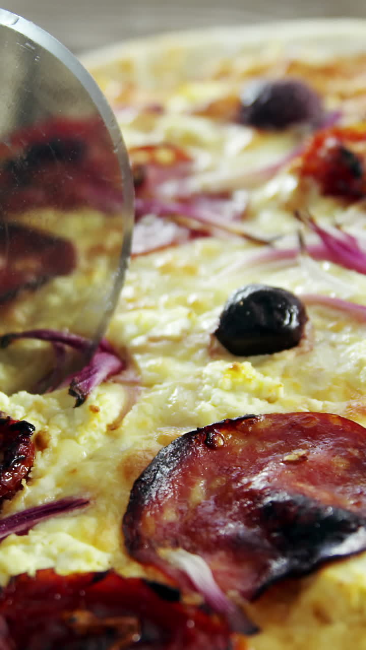 나무 테이블에 제공되는 맛있는 이탈리아 피자