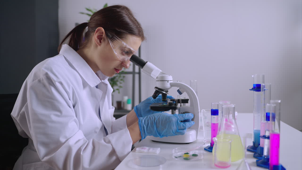 científico usando el microscopio en el laboratorio