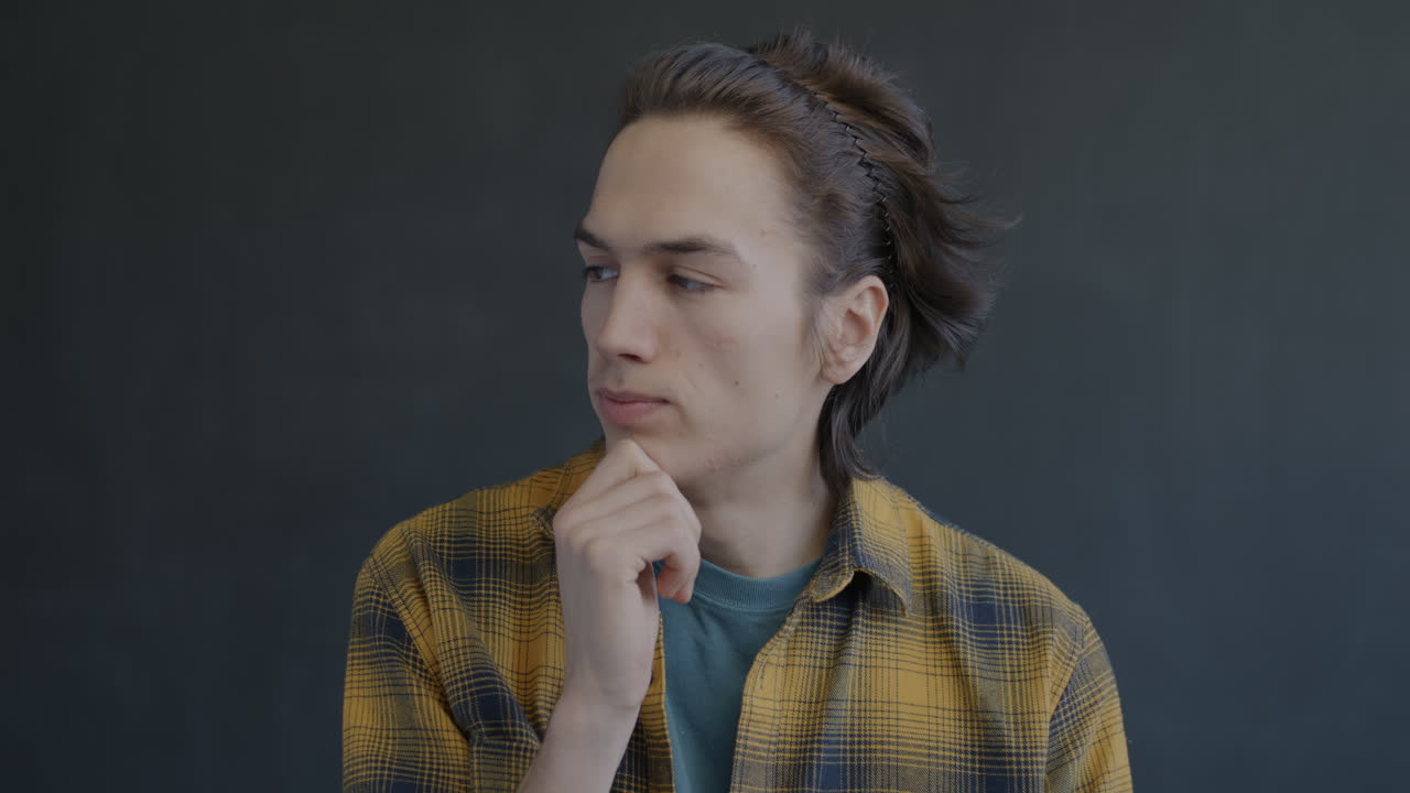 joven en pensamiento