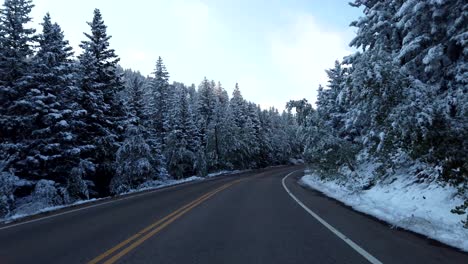 暴風雪後在山上開車