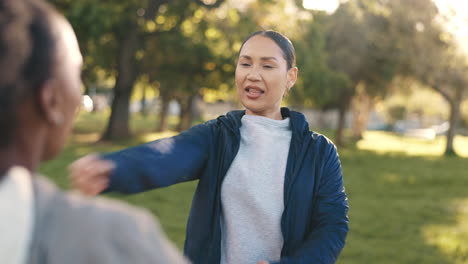 Park,-Fitness-Und-Frauen,-Die-Ihren-Körper-Dehnen