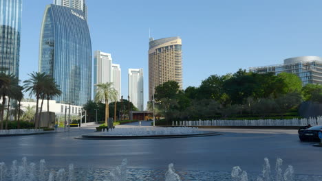 paisaje urbano de dubai con fuentes y arquitectura moderna