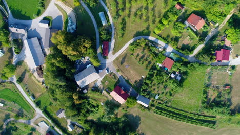 Vista-De-Pájaro-De-La-Estación-De-Esquí-De-Krvavec,-Con-Chalets-De-Los-Alpes-En-Cerklje,-Eslovenia