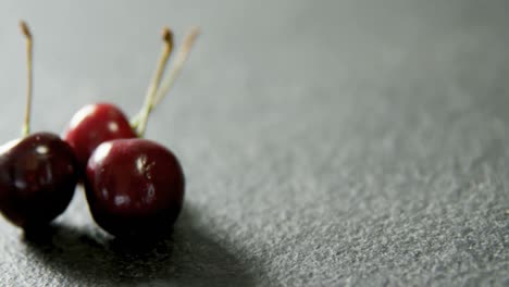 cerezas rojas aisladas colocadas sobre un fondo gris 4k 4k
