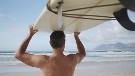 Mann-Am-Strand-Mit-Surfbrett