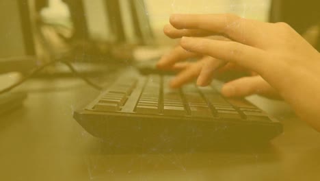 animación de la red de conexiones contra el primer plano de las manos escribiendo en el teclado
