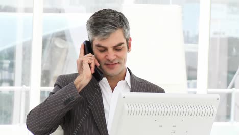 hombre de negocios sonriente llamando por teléfono