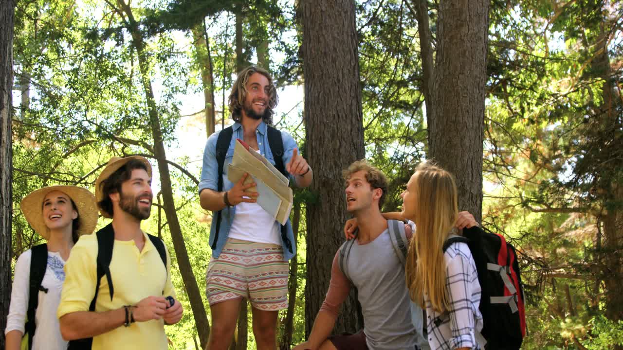 한 무리의 친구들이 가리키고 있습니다.