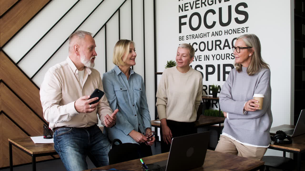 교실 에 있는 성인 학생 들
