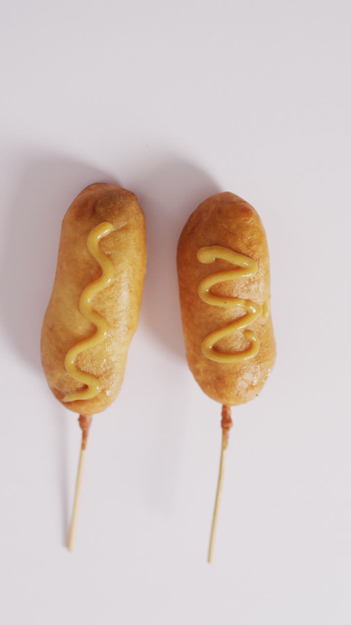 video vertical de palos criados con salsa en superficie beige