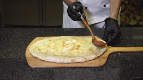 el chef preparando una pizza