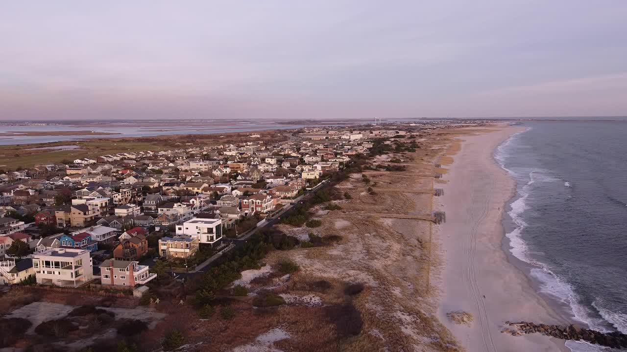 puesta de sol vista aérea de la zona residencial de la playa de lido en long island nueva york