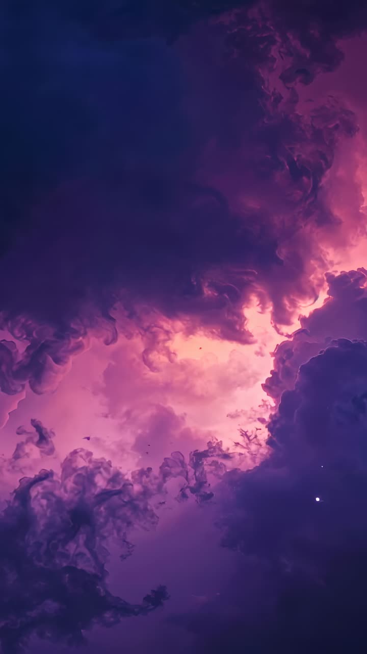 Video verticale: retroilluminazione che si intensifica, nuvola magenta che si espande nel cielo, mostrando bordi luminosi