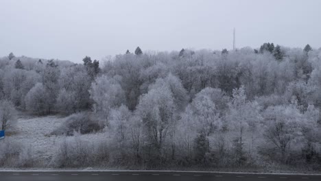 Winterszene-Und-Schwarze-Asphaltautobahn-In-Göteborg,-Schweden---Antenne