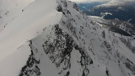 Vista-Aérea-De-Una-Línea-De-Lápiz-En-La-Cara-Norte-Del-Monte-Currie-Aseado-Pemberton-Bc,-Canadá