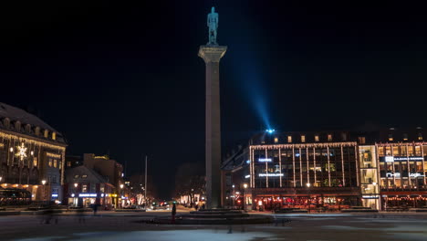 Menschen,-Die-Nachts-über-Den-Stadtplatz-Von-Trondheim-Laufen-Und-Die-Statue-Von-Olav-Tryggvason-Mitten-Im-Stadtzentrum-Zeigen