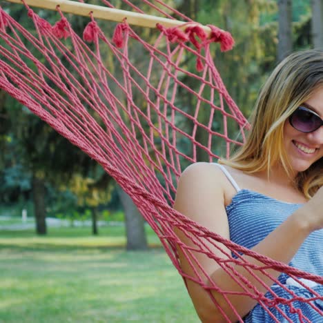 mujer atractiva descansa en una hamaca en un día de verano 2