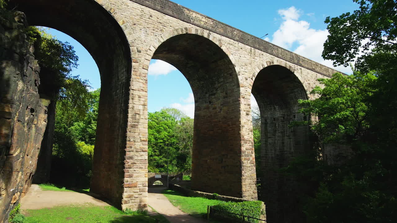 torrs riverside park goyt river aqueduct 공중 줌 트랙 인