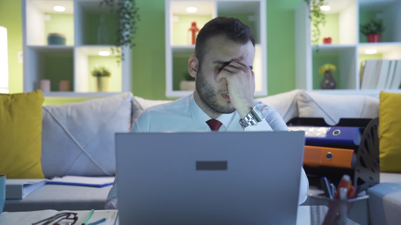 un hombre de negocios frustrado y triste en casa.